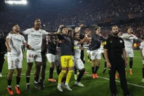 开云体育官方入口-今晚国王杯焦点战，西汉姆防线松动，引发热议，阵容厚度经受考验